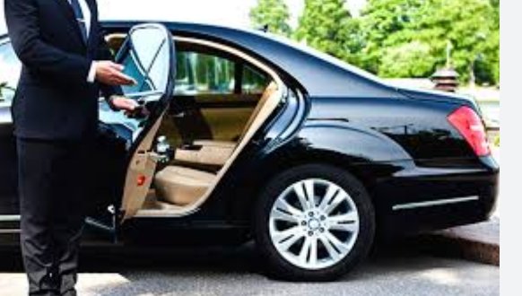 Chauffeur VTC ouvrant la portière